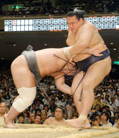 　稀勢の里（右）が渡し込みで栃ノ心に敗れる＝両国国技館