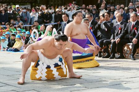 　出雲大社で土俵入りを奉納する横綱日馬富士関＝２７日午前、島根県出雲市