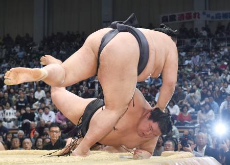 豪栄道３敗、綱とり厳しく 鶴竜９連勝、１敗は３人