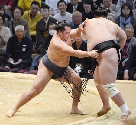 　鶴竜が寄り切りで照ノ富士を下す＝福岡国際センター