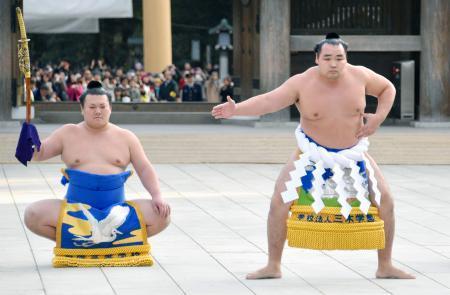 　奉納土俵入りを披露する横綱鶴竜。太刀持ち勢＝６日午後、東京・明治神宮