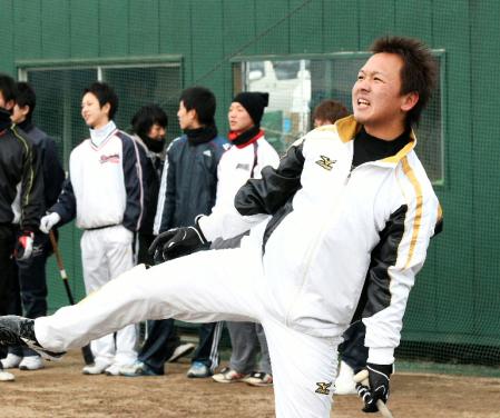 打撃練習をし、打球を追うロッテ・田村龍弘＝大阪府狭山市（撮影・田中太一）