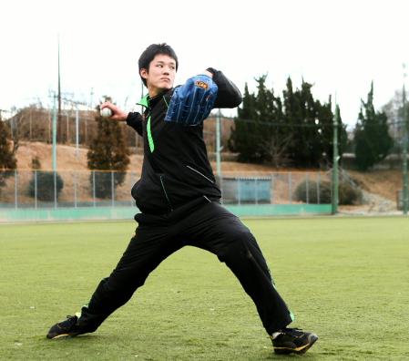 キャッチボールをする阪神・藤浪晋太郎＝大阪府大東市龍間・大阪桐蔭のグラウンド