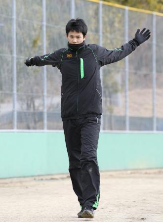 　４日の自主トレで、両手を広げてストレッチする藤浪