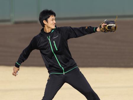 　金色のグラブでキャッチボールをする阪神・藤浪（撮影・棚橋慶太）