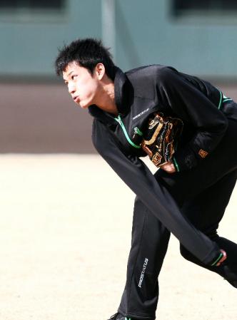 合同自主トレ休日、阪神・藤浪晋太郎は軽く体を動かし調整する＝鳴尾浜（撮影・山口　登）
