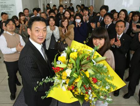 　神戸に来社し花束を受け取るデイリースポーツ評論家の金本氏