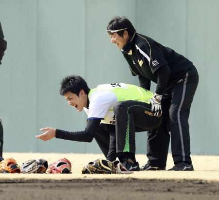 　伊藤コーチから腰を押さえつけられ、苦しそうな表情の藤浪（撮影・田中太一）