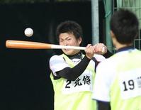 　藤浪（手前右）と打撃練習をする北條（撮影・田中太一）