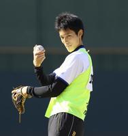 　不敵な表情で変化球のサインを送る阪神・藤浪（撮影・棚橋慶太）