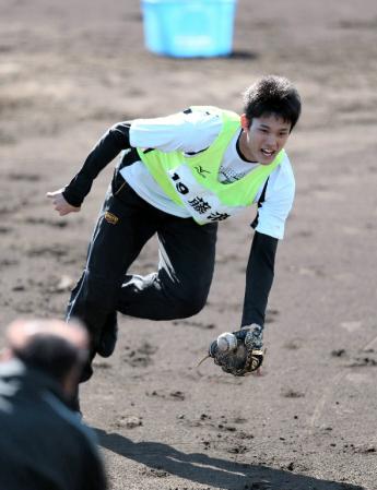 　ノックを受ける阪神・藤浪＝鳴尾浜