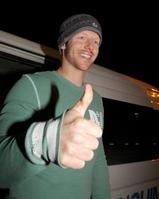 　来日したマートンは笑顔でサムアップ＝関西国際空港（撮影・飯室逸平）