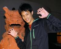 　シーサーのまねをする藤浪