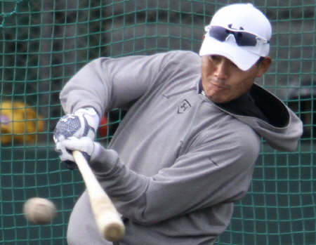 　フリー打撃で打ち込む福留（撮影・岡田育磨）