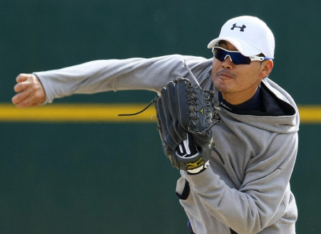 　力強く送球する福留（撮影・岡田育磨）