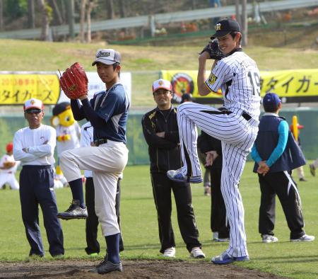 　野球教室で中学生の投球フォームのまねをする阪神・藤浪（右）＝撮影・棚橋慶太