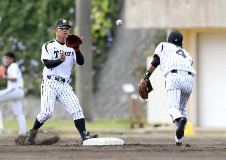 　二塁のポジションに入り特守をする鳥谷（右は上本）＝撮影・棚橋慶太