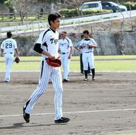 練習を早めに切り上げる阪神・藤浪晋太郎＝宜野座（撮影・棚橋慶太）