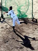 　左足に体重を乗せるように送球練習を繰り返す北條（撮影・立川洋一郎）