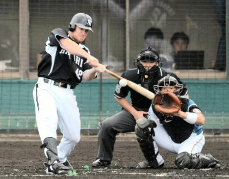 ２回、右前に来日初安打を放つコンラッド（撮影・保田叔久）