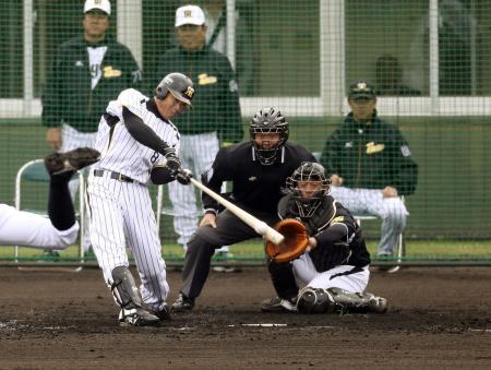 　４回、阪神・福留は和田監督（後方右）が見守る中、右中間二塁打を放つ