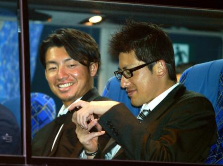 　宮崎入りした能見（右）と鳥谷はバスに乗り込みリラックスした表情を見せる