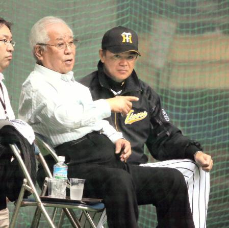 和田監督と話しこむ野村氏（左）＝撮影・飯室逸平