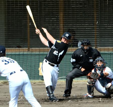 ４回、コンラッドが右越えに“来日初アーチ”を放つ（撮影・金田祐二）