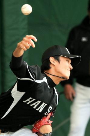 ブルペンで投げ込む阪神・藤浪晋太郎＝宜野座（撮影・棚橋慶太）