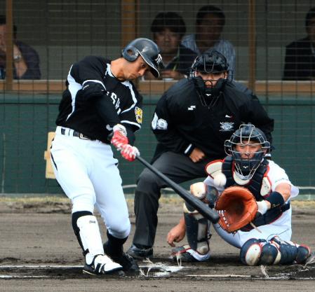 １回阪神２死、伊藤隼太は左中間に二塁打を放つ＝北谷（撮影・金田祐二）