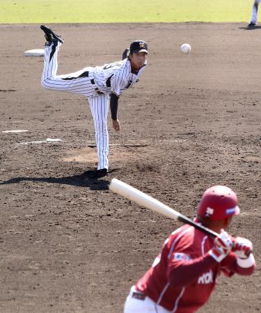 　ジョーンズに堂々とスローカーブを投げ込む岩本（撮影・飯室逸平）