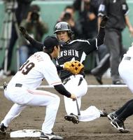 　２回、二盗を決める上本。遊撃手・大累（撮影・田中太一）