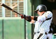 　１回、左前へ安打を放つ西岡（撮影・田中太一）