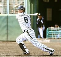 　３回、左前へ先制となる２点タイムリーを放つ福留（撮影・田中太一）　