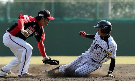 　９回、二盗を成功させる北條。左は高知・村上（撮影・栗木一考）