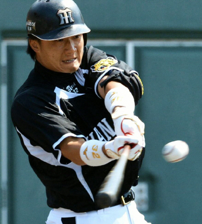１回阪神、阪神・新井良太は先制タイムリーを放つ＝浦添（撮影・村中拓久）