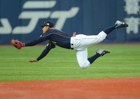 　７回、鳥谷がコンラッドの打球をダイビングキャッチ（撮影・西岡　正）