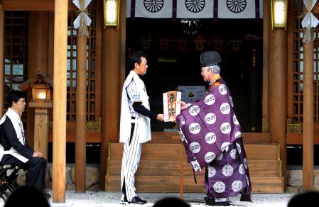 　必勝祈願の札を授かる和田監督（撮影・飯室逸平）