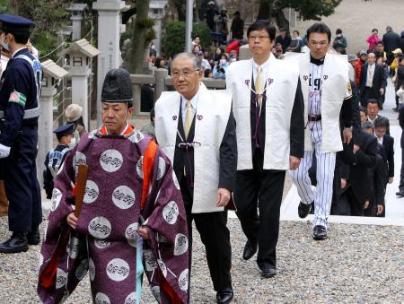 　広田神社で必勝祈願に向かう坂井オーナー、南球団社長、和田監督（撮影・飯室逸平）