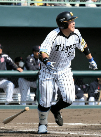 ２回、阪神・森田は右中間へタイムリー三塁打を放つ＝鳴門（撮影・山口　登）