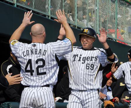 　２回、荒木の右犠飛で生還し森田（右）はコンラッドの出迎えを受け笑顔を見せる（撮影・山口　登）