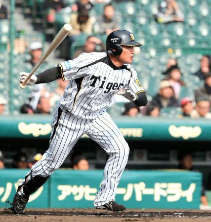 ６回阪神無死一塁、右中間へ勝ち越しタイムリーを放つ阪神・福留孝介＝甲子園（撮影・田中太一）