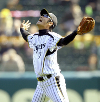 　３回、松井佑の打球に大声を張り上げ、捕球体勢に入る西岡（撮影・田中太一）