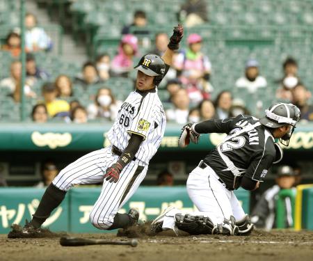 　４回、荒木の右前打で二走中谷が捕手里崎のグラブをスルリとかわして生還する