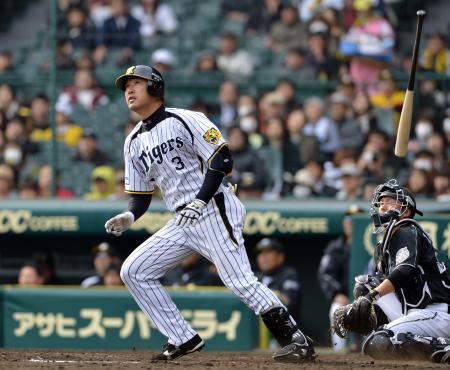 　７回、関本が左越えに勝ち越し本塁打を放つ（撮影・保田叔久）　