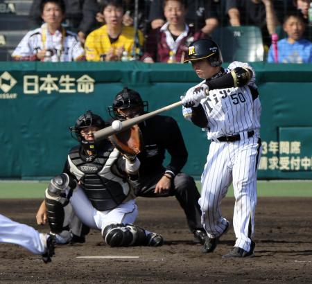 　５回、藤井彰は中前にタイムリーを放つ（撮影・山口　登）