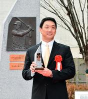 　「金本知憲記念碑」の除幕式でレプリカを手に笑顔をみせる金本知憲氏＝甲子園（撮影・保田叔久）