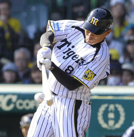 　６回、右前タイムリー安打を放つ福留（撮影・棚橋慶太）