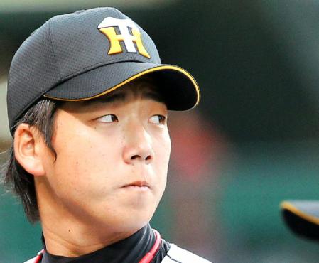 「次はやり返す-！」。４回を投げ終え、ベンチに戻る岩本は厳しい顔つきでグラウンドを見渡す（撮影・田中太一）