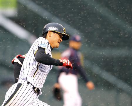 ６回、左翼線へ二塁打を放ち一塁へ走る阪神・大和（撮影・田中太一）　